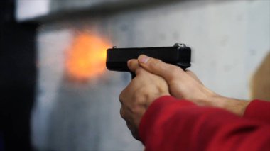 Yakın çekim silah. Tabanca el yakın çekim. 1 kez vurulduğunu tabanca. Adam siyah silah vuruyor