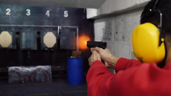 Atire no painel da pistola. Um homem dispara uma arma no tablier — Fotografia de Stock