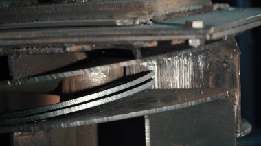 Hidrolik Pres imalatı. Küçük. Hidrolik Pres işlemi. Hidrolik Pres ile eğri şekilli parçalar oluşturma