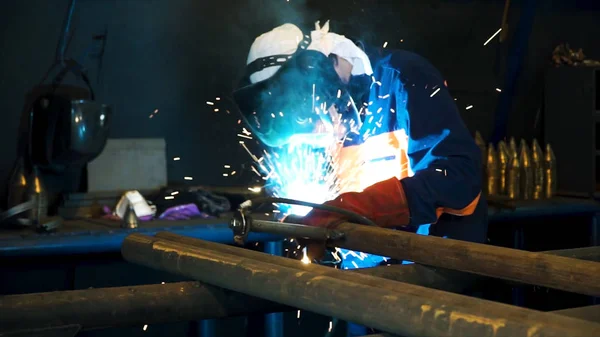 Construcción de soldadura de trabajadores por soldadura MIG. Clip. Soldadura manual de la pieza de acero —  Fotos de Stock