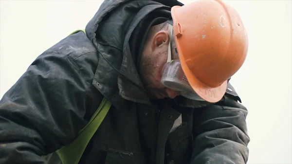 Tvůrce pracovník v bezpečnostních ochranných prostředků na staveništi. Klip. Pracovní přilba s brýlemi na staveništi — Stock fotografie