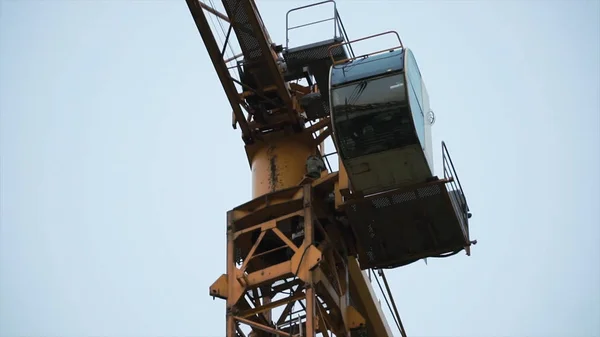 Guindaste amarelo industrial e céu em construção. Clipe. Torre guindaste amarelo — Fotografia de Stock