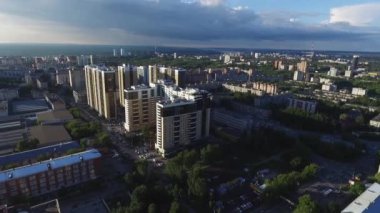 Gün batımında modern bir şehir hava görünümünü. Küçük. Gün batımında yaz aylarında şehrin Üstten Görünüm