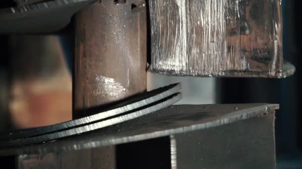 Presse hydraulique sur la fabrication. Clip. Processus de presse hydraulique. Créer des pièces en forme de courbe avec une presse hydraulique 