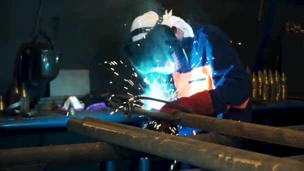 通过 Mig 焊进行工人焊接施工。剪辑.工人用手工焊接钢件 — 图库视频影像