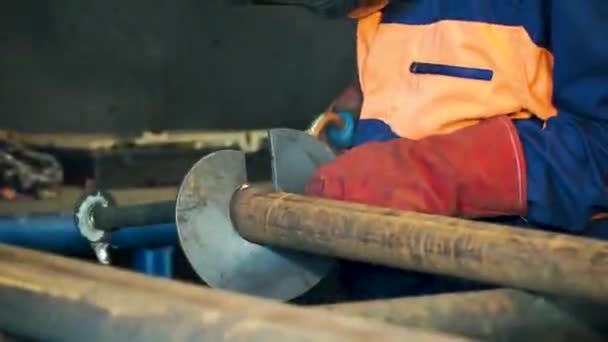 Construcción de soldadura de trabajadores por soldadura MIG. Clip. Soldadura manual de la pieza de acero — Vídeo de stock