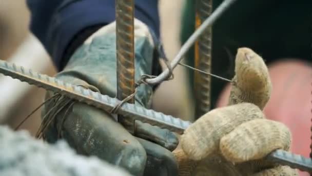 Trabajador de la construcción trabajando en una obra de construcción. Clip. Empleado trabaja en la obra — Vídeo de stock