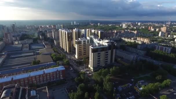 Luchtfoto van een moderne stad bij zonsondergang. Clip. Bovenaanzicht van de stad in de zomer bij zonsondergang — Stockvideo