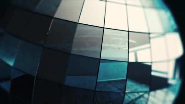 Gros plan de belle balle disco filant sans couture avec des fusées éclairantes. Boule miroir isolée en boucle. Animation boule de verre 