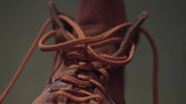 Kırmızı dantel ile kırmızı bir spor ayakkabı closeup. Kırmızı spor ayakkabılar üzerinde kırmızı dantel kapatın. Ayakkabı bağı yakın çekim