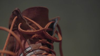 Kırmızı dantel ile kırmızı bir spor ayakkabı closeup. Kırmızı spor ayakkabılar üzerinde kırmızı dantel kapatın. Ayakkabı bağı yakın çekim