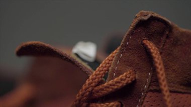 Kırmızı dantel ile kırmızı bir spor ayakkabı closeup. Kırmızı spor ayakkabılar üzerinde kırmızı dantel kapatın. Ayakkabı bağı yakın çekim