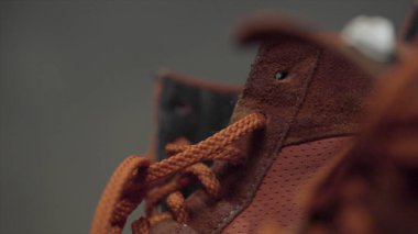 Kırmızı dantel ile kırmızı bir spor ayakkabı closeup. Kırmızı spor ayakkabılar üzerinde kırmızı dantel kapatın. Ayakkabı bağı yakın çekim