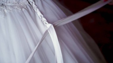 gelinin nedimesi gelinlik üzerinde yay bağlama. Küçük. Nedime yay-düğüm arkadaki gelinlik gelinler yapar. Gelin gelinlik giyer