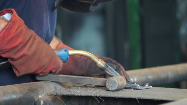 Rafineri Kaynak Sanayi işçisi kapatın. Metal testere kapatın. Küçük. Atölyede çalışan Kaynakçı Close-Up
