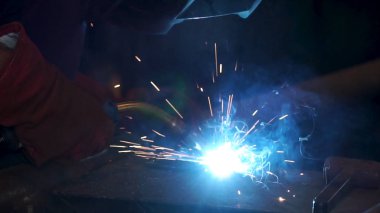 Rafineri Kaynak Sanayi işçisi kapatın. Metal testere kapatın. Küçük. Atölyede çalışan Kaynakçı Close-Up