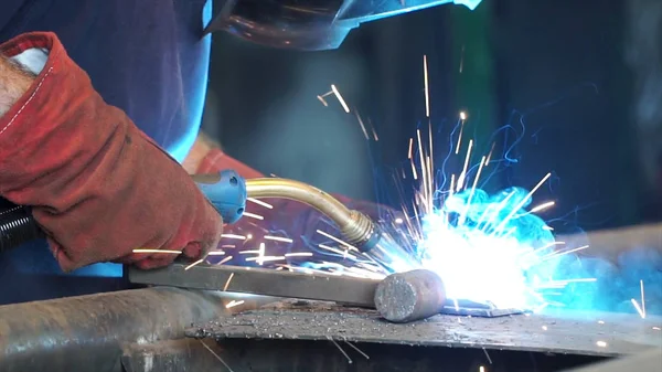 Pekerja Industri di kilang minyak dekat. Metal menggergaji dekat. Jepit. Close-up dari tukang las yang bekerja di bengkel — Stok Foto