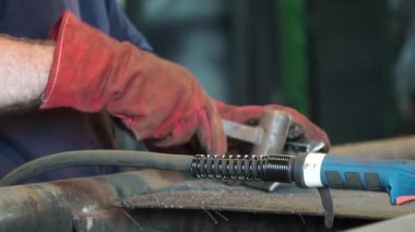 Endüstriyel fabrika. Küçük demir çekiç ve damgalama için çelik formları. Küçük. Kaynakçı atölye fabrika masada. Metal üretim için profesyonel araçlar. Küçük çekiç. Sıcak dövme çekiç kadeh detay