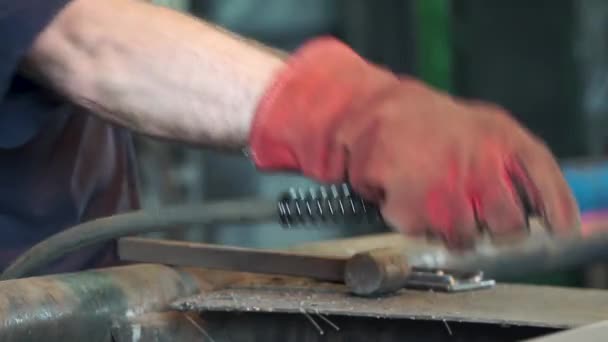 Pracownik fabryki w rafinerii spawania z bliska. Piłowanie metalu z bliska. Klip. Zbliżenie: Spawacz praca w warsztacie — Wideo stockowe