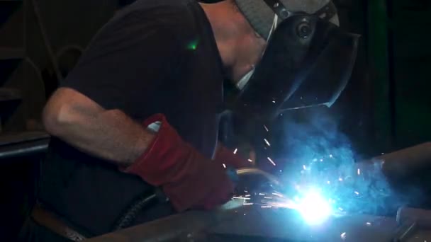 Rafineri Kaynak Sanayi işçisi kapatın. Metal testere kapatın. Küçük. Atölyede çalışan Kaynakçı Close-Up — Stok video