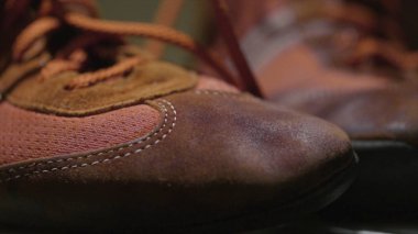 Kırmızı spor ayakkabı. Kırmızı retro spor ayakkabıları. Günlük yaşam için ayakkabı