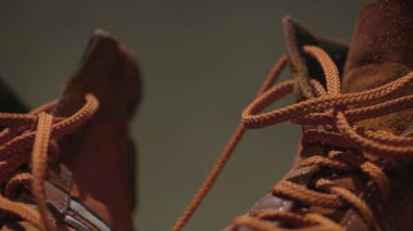 Kırmızı spor ayakkabı. Kırmızı retro spor ayakkabıları. Günlük yaşam için ayakkabı