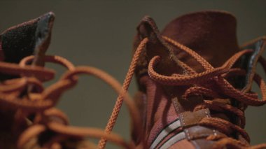 Kırmızı spor ayakkabı. Kırmızı retro spor ayakkabıları. Günlük yaşam için ayakkabı