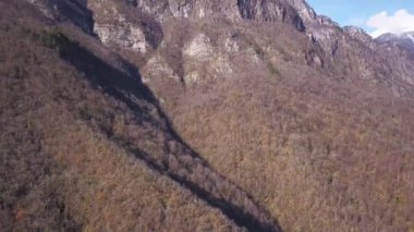 Güzel beyaz kış harikalar diyarı sahne karlı dağ zirveleri ile panoramik manzaralı. Küçük. Mavi gökyüzü ve bulutlar ile soğuk güneşli gün