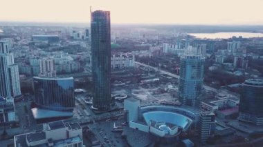 Modern yüksek katlı konut evde Ekaterinburg günbatımı üzerinde. Küçük. Gün batımında Ekaterinburg Üstten Görünüm