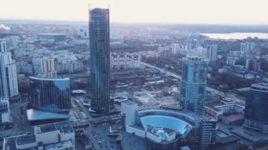 Modern yüksek katlı konut evde Ekaterinburg günbatımı üzerinde. Küçük. Gün batımında Ekaterinburg Üstten Görünüm