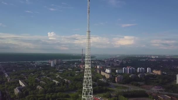 Aérea de la Torre de TV en otoño. Vista superior de la torre de TV en la ciudad — Vídeo de stock