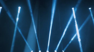 Konser aydınlatma koyu arka plan halat karşı. Sahne Alanı'nda bir projektör. Ücretsiz sahne ışıkları, aydınlatma aygıtları