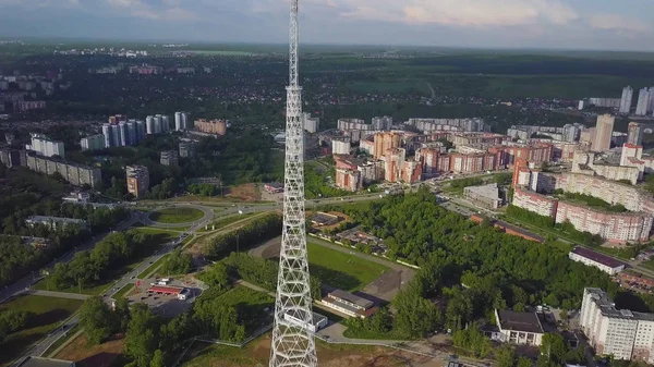 Antena Tv Tower w jesieni. Widok z góry na wieżę telewizyjną w mieście — Zdjęcie stockowe