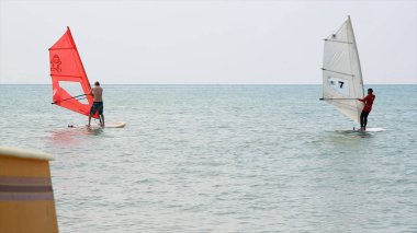 Sörf için eğitim. Video. Açık deniz eğitimi adet Rüzgar Sörfü. Kumsalda oynarken adet Rüzgar Sörfü. Adet Rüzgar Sörfü zevk deniz rüzgar