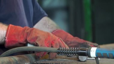 Sıcak demir Atölyesi whith çekiç dövme el Ironworker. At nalı yapma demirci elleri