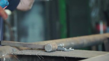 İşçi kaynak metal koruyucu maske ile. Bir adam bir metal kaynak makinası ile kaynak. Kaynakçı fabrikada çalışan ve bir metal konstrüksiyon kaynak. Fabrikada çalışan kaynakçılar metal yapılmış