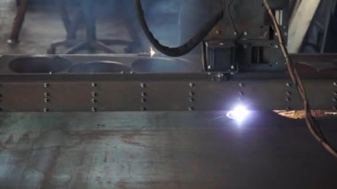 Metal kesme. Lazer kıvılcımlar. Sac metal atölyesinde kesti. Ağır sanayi modern bir araç. Yüksek hassasiyetli Cnc lazer kesim sac ve metal boru fabrikası. Lazer kesim düz levha