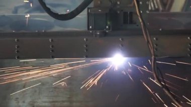 Metal kesme. Lazer kıvılcımlar. Sac metal atölyesinde kesti. Ağır sanayi modern bir araç. Yüksek hassasiyetli Cnc lazer kesim sac ve metal boru fabrikası. Lazer kesim düz levha