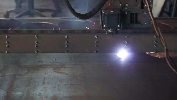 Corte de metal. As faíscas voam do laser. Corte de chapa metálica na oficina. Ferramenta moderna na indústria pesada. Folha de metal de corte a laser CNC de alta precisão e tubo de metal na fábrica. Corte a laser de chapa plana — Vídeo de Stock