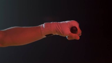 Boksör siluet. Karanlık stüdyoda eğitim siluet boksör adam. Savaşçı egzersiz closeup. Karanlıkta egzersiz erkek boxer. MMA savaşçı siluet eğitim karanlık yüzük de. Kick boks siluet eğitim.