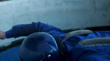 Profesyonel skydiver Rüzgar tünelinde uçar. Uçan bir Rüzgar Tüneli'nde. Rüzgar Tüneli'nde erkek paraşütçü trenler. Rüzgar tünelinde eğitim uçuş skydiver. Profesyonel paraşütçü flyings