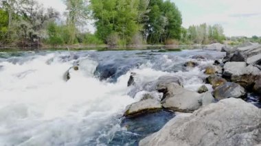 4 in 1. Footages dağ nehir çağlayan ile ayarlayın. Rock River ıssızlık Vadisi yürüyüşü sırasında akan su