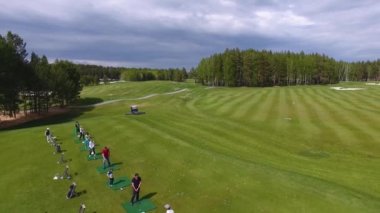 3 in 1. Bir güneşli gün, bir mükemmel Golf club yeşil çim golf oynamaya golfçüler ile footages kümesi
