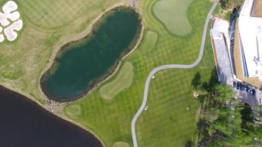 4 in 1. Güneşli bir günde, gölet ve yeşil çim mükemmel bir Golf sopasıyla footages golf sahası ile set, gökyüzünden görüntüleme