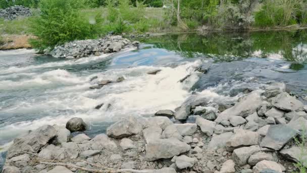 3 sur 1. Ensemble de séquences avec de l'eau coulant à travers les rochers. Eau bouillante dans la rivière — Video