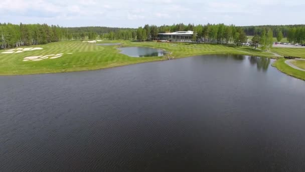 4 az 1-ben. A a légi felvétel a golfpálya gyönyörű zöld és a tó hossz — Stock videók