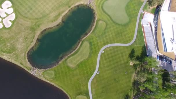 4 の 1。晴れた日の池と緑の草の優れたゴルフ クラブ ゴルフ コースと動画のセットは、空からの眺め — ストック動画