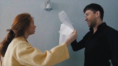 Çift kontrat evlilik evde okuyor. Bir kaç banka sözleşme belge okuma. Meşgul aile kaç şarkı sözleşme önce Sözleşme koşulları okur, toplam kredi yükümlülükleri hesaplamak