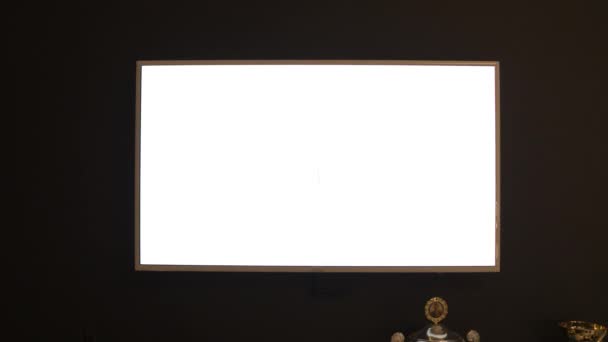 Écran blanc moniteur tv mur arrière-plan. Télévision grand écran pour votre espace de copie — Video