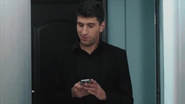 Telefonda evde oturma odasında işadamı manifatura